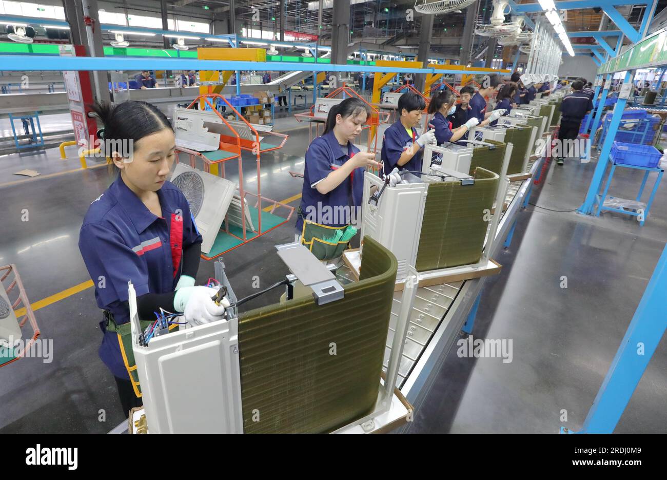 ANQING, CINA - 21 LUGLIO 2023 - i lavoratori fabbricano condizionatori d'aria domestici in un laboratorio di produzione di New Energy Company a Anqing City, provincia di Anhui, Cina, Foto Stock