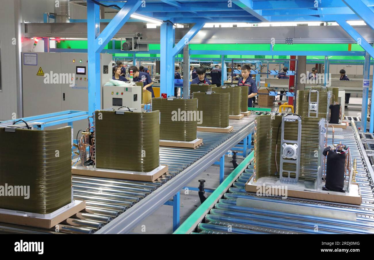 ANQING, CINA - 21 LUGLIO 2023 - i lavoratori fabbricano condizionatori d'aria domestici in un laboratorio di produzione di New Energy Company a Anqing City, provincia di Anhui, Cina, Foto Stock