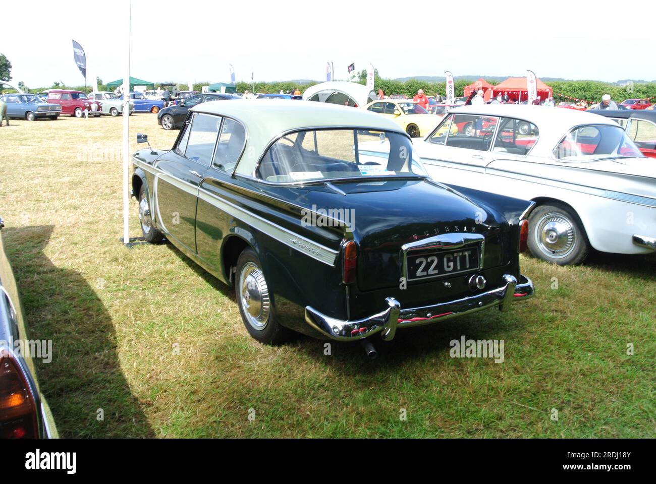 Una Sunbeam Rapier del 1960 parcheggiata in mostra al 48th Historic Vehicle Gathering, Powderham, Devon, Inghilterra, Regno Unito. Foto Stock