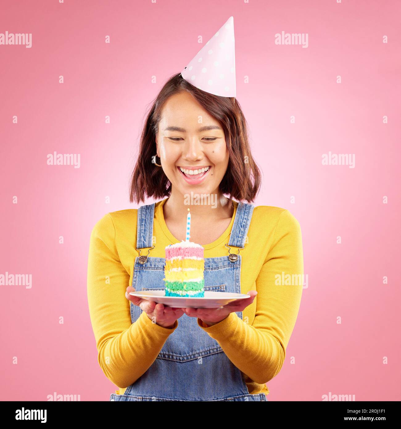 Candela per torta di compleanno, studio e felice donna asiatica entusiasta, sorridi e festeggia feste, regali o regali. Congratulazioni, wow e giapponese con Foto Stock