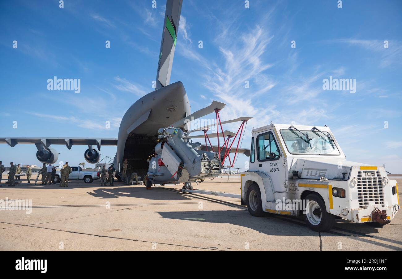 230719-N-VD554-1300 NAVAL AIR STATION NORTH ISLAND, CALIFORNIA. (19 luglio 2023) – Stati Uniti I marinai della Marina trainano un veicolo statunitense Navy MH-60R Seahawk sulla Naval Air Station North Island, California, 19 luglio 2023, per la consegna all'Helicopter Maritime Strike Squadron (HSM) 41, a seguito di un intervallo di manutenzione periodica (PMI) completato a Nowra, in Australia. Questo primo PMI condotto su un veicolo statunitense Navy MH-60R Seahawk in Australia fa parte della partnership di oltre 100 anni tra le marine statunitensi e australiane reali per migliorare la preparazione nella regione Indo-Pacifico. (STATI UNITI Foto della Marina militare di Specialista di comunicazione di massa di 2a Classe Aron Montano) Foto Stock