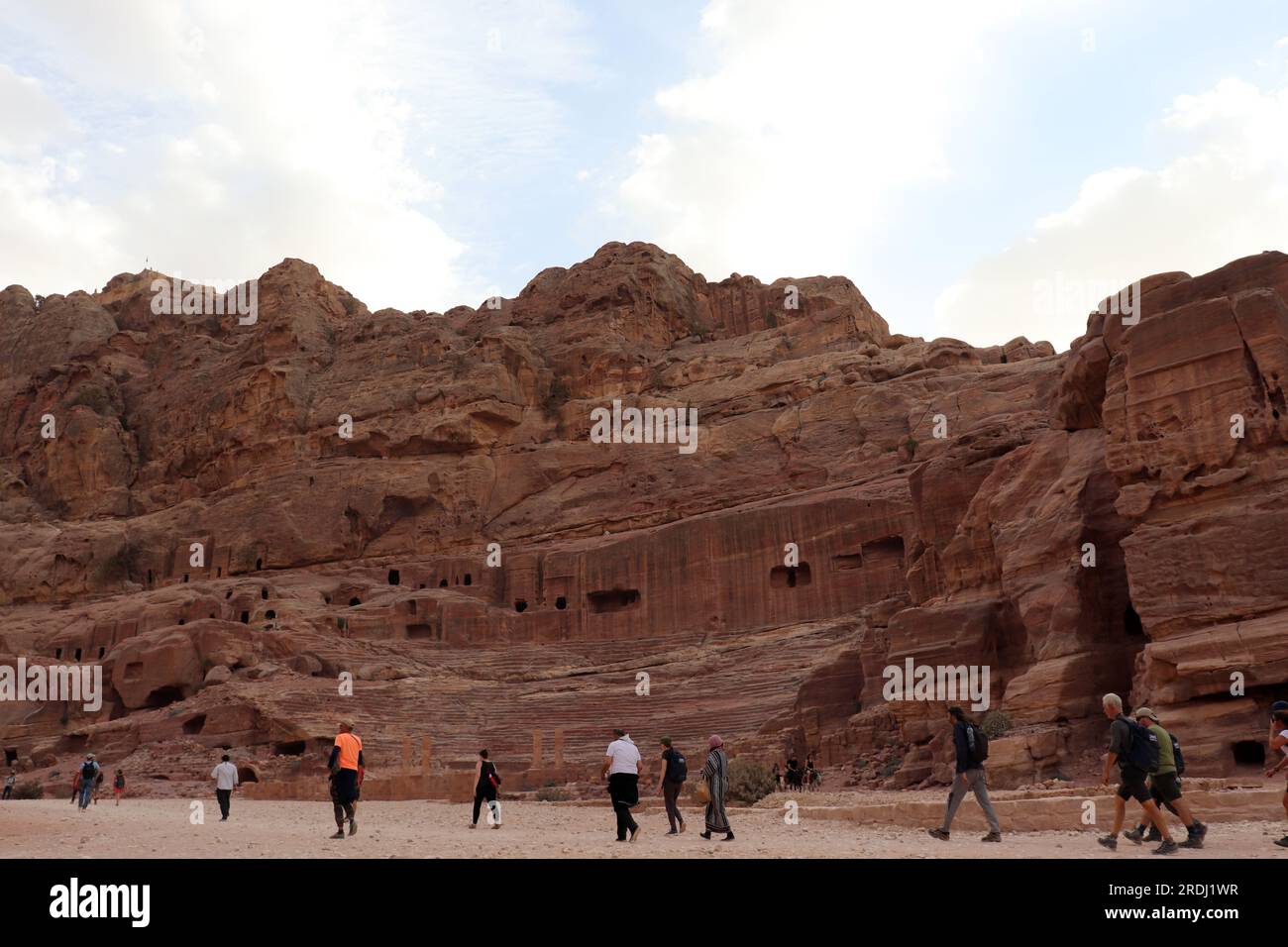 Turismo in Medio Oriente - Anfiteatro scavato nelle montagne - Petra, Giordania - la città rosa dei Nabatei Foto Stock