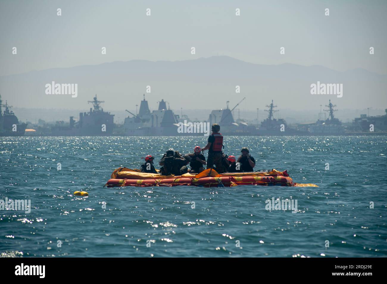 I marinai assegnati all'Helicopter Sea Combat Squadron 23 “wildcards” aspettano un cesto di recupero da un MH-60S Seahawk durante un addestramento di recupero in mare nella baia di San Diego insieme alla NASA per il programma Artemis. In preparazione alla missione con equipaggio della NASA Artemis II, che manderà quattro astronauti in Orion oltre la Luna, NASA e Stati Uniti La Marina condurrà una serie di test per dimostrare e valutare i processi, le procedure e l'hardware utilizzati nelle operazioni di recupero per le missioni lunari con equipaggio. Negli Stati Uniti La Marina ha molte capacità uniche che la rendono un partner ideale per sostenere la NASA, incluso io Foto Stock