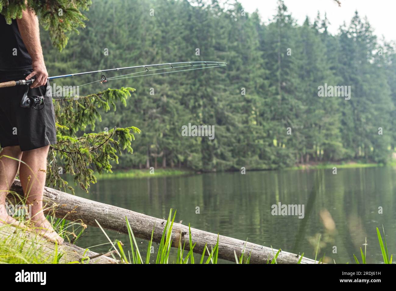 Giornata di pesca, attività ricreative, canna da pesca e attrezzature, sfondi all'aperto, composizione di spazi fotografici. Foto Stock