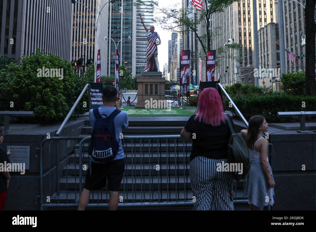 Una statua del giocatore della USWNT Alex Morgan si trova in Fox Square il 21 luglio 2023 a New York. All'inizio della Coppa del mondo femminile FIFA 2023, a Fox Square è stata eretta una statua di 825 chili della leggenda del calcio Morgan che indossa la sua uniforme statunitense e tiene in mano un trofeo della Coppa del mondo. La statua, realizzata in schiuma rinforzata e rivestita in materiale rigido e resina stampata in 3D per la testa e il trofeo, è stata eretta in onore di Morgan e del suo impatto sull'USWNT da Fox Sports, e per promuovere la copertura della rete del World Cup Credit: Brazil Photo Press/Alamy Live News Foto Stock