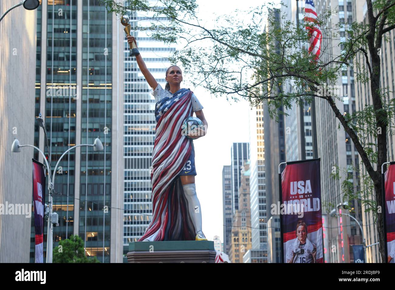 Una statua del giocatore della USWNT Alex Morgan si trova in Fox Square il 21 luglio 2023 a New York. All'inizio della Coppa del mondo femminile FIFA 2023, a Fox Square è stata eretta una statua di 825 chili della leggenda del calcio Morgan che indossa la sua uniforme statunitense e tiene in mano un trofeo della Coppa del mondo. La statua, realizzata in schiuma rinforzata e rivestita in materiale rigido e resina stampata in 3D per la testa e il trofeo, è stata eretta in onore di Morgan e del suo impatto sull'USWNT da Fox Sports, e per promuovere la copertura della rete del World Cup Credit: Brazil Photo Press/Alamy Live News Foto Stock