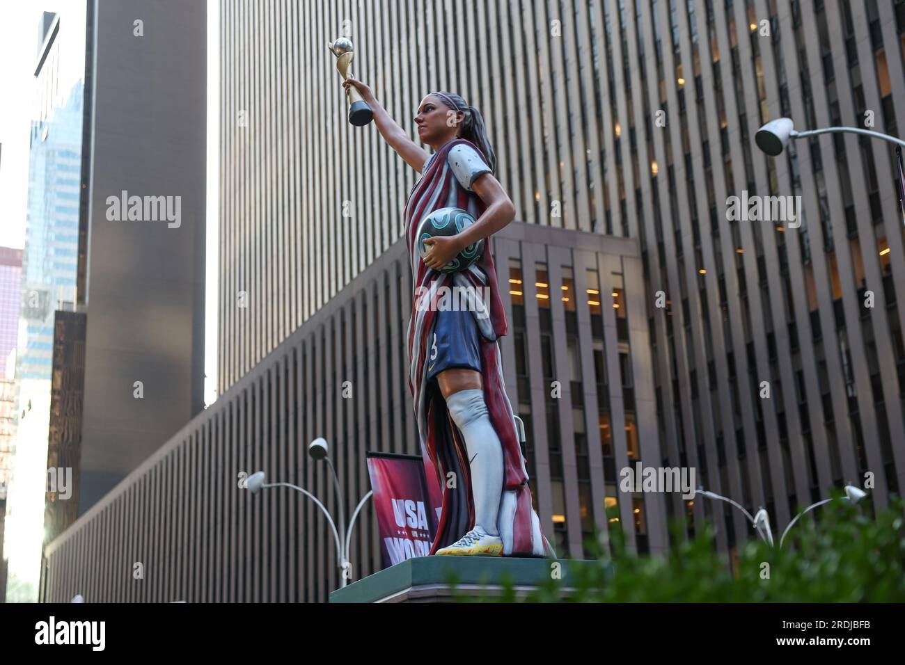 Una statua del giocatore della USWNT Alex Morgan si trova in Fox Square il 21 luglio 2023 a New York. All'inizio della Coppa del mondo femminile FIFA 2023, a Fox Square è stata eretta una statua di 825 chili della leggenda del calcio Morgan che indossa la sua uniforme statunitense e tiene in mano un trofeo della Coppa del mondo. La statua, realizzata in schiuma rinforzata e rivestita in materiale rigido e resina stampata in 3D per la testa e il trofeo, è stata eretta in onore di Morgan e del suo impatto sull'USWNT da Fox Sports, e per promuovere la copertura della rete del World Cup Credit: Brazil Photo Press/Alamy Live News Foto Stock