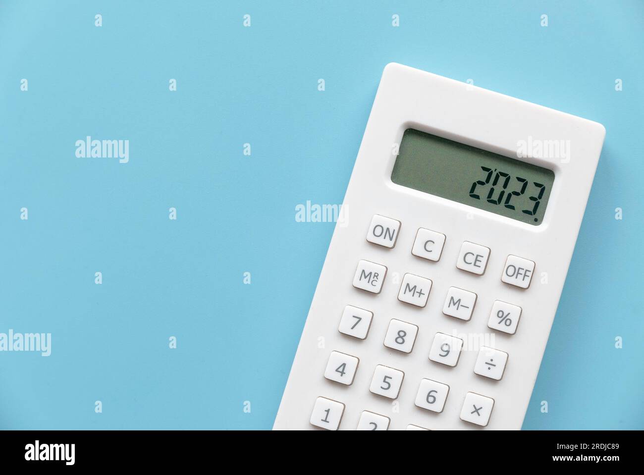 Concetto di finanza per il nuovo anno, inflazione, recessione, imposte, bilancio e costo della vita. Promemoria finanziario dell'esercizio 2023. 2023 sullo schermo della calcolatrice. Foto Stock