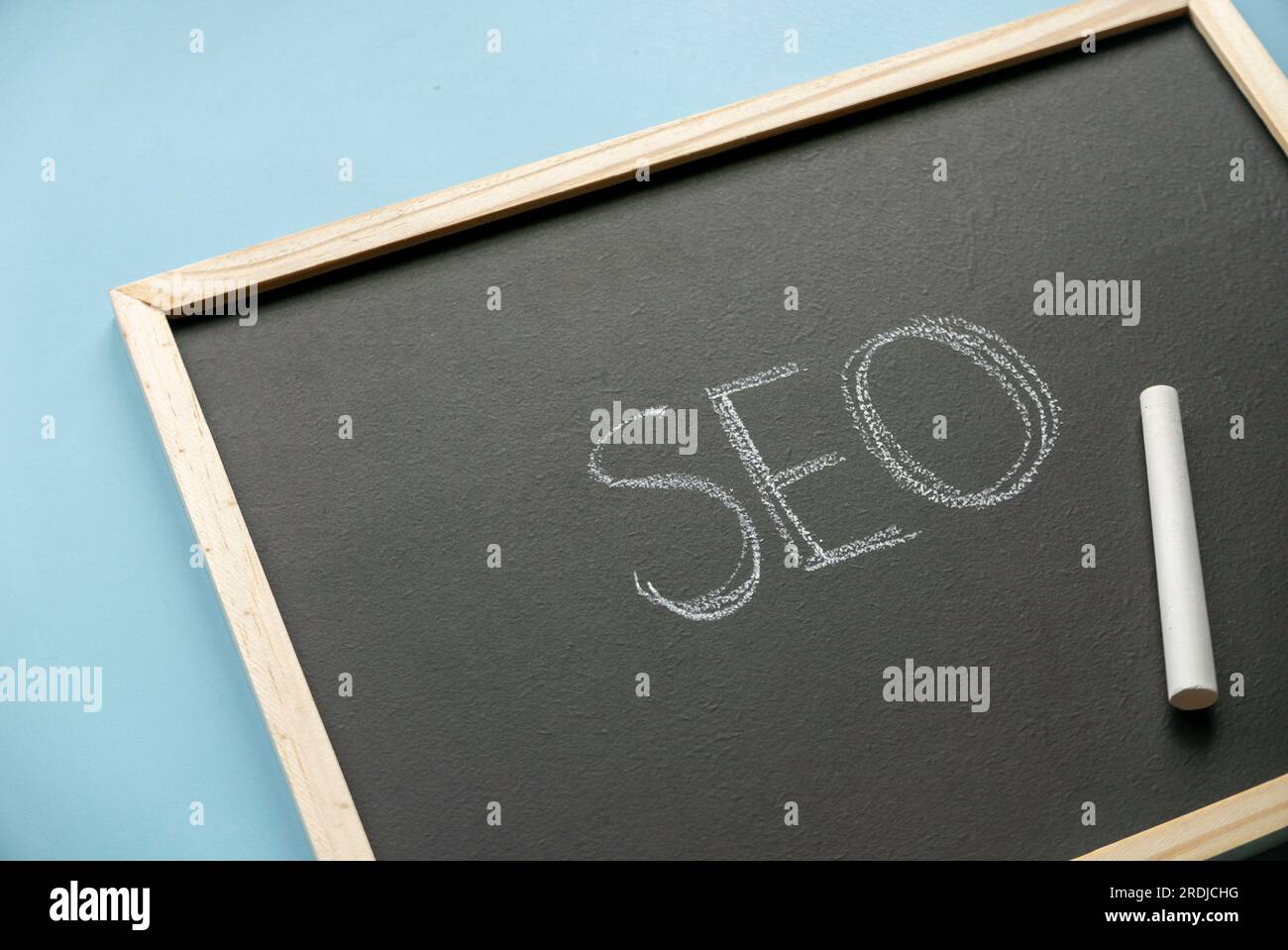 Concetto di ottimizzazione dei motori di ricerca.lavagna scritta con parole SEO. Foto Stock