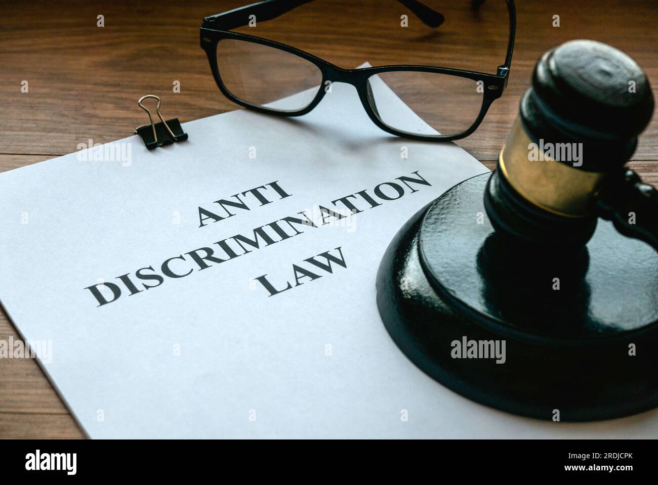 Legge contro la discriminazione. Concetto di uguaglianza e diritti umani.Procuratore giudiziario. Documento e martelletto su tavolo di legno. Foto Stock