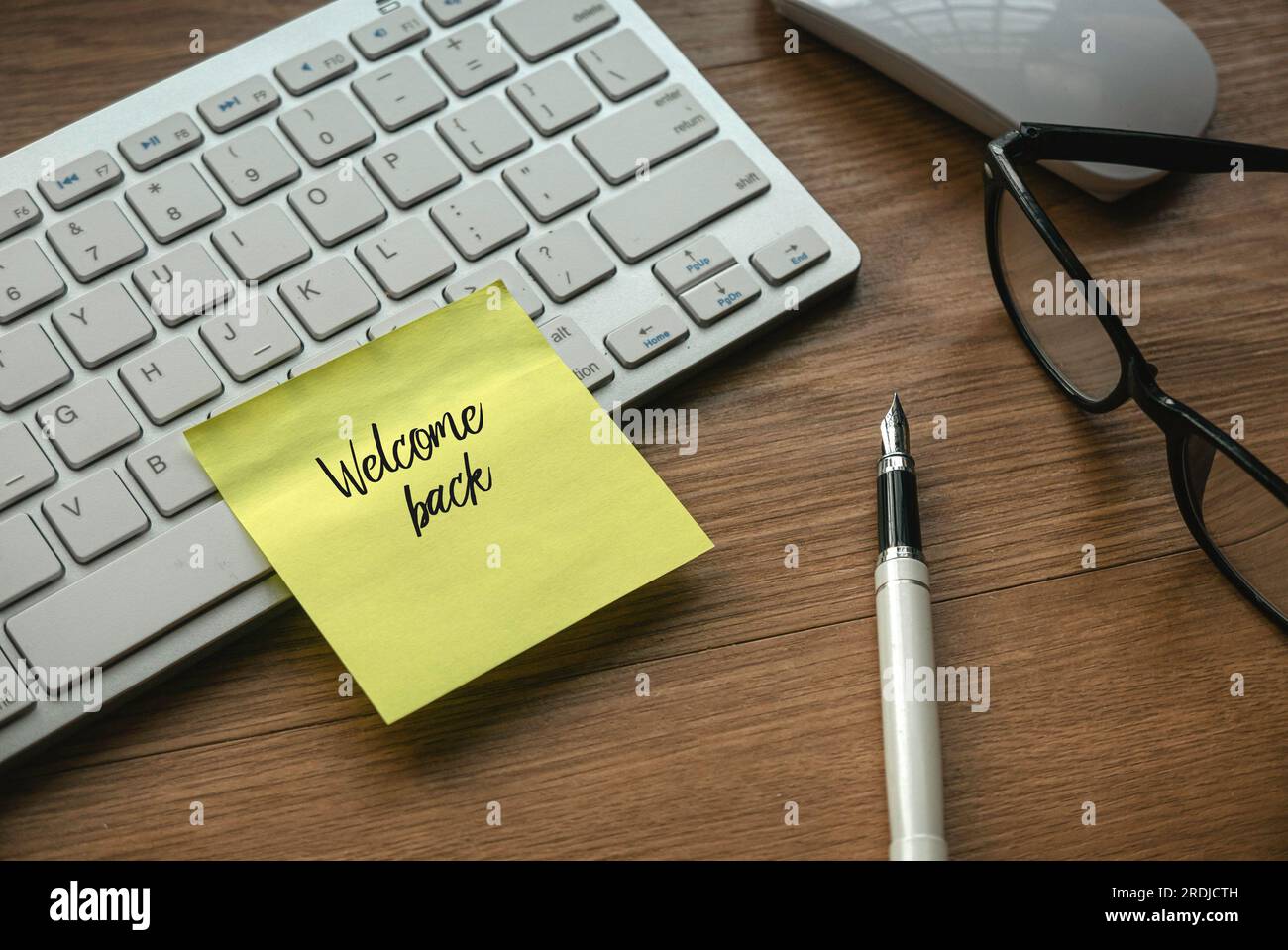 Ritorno al lavoro, ritorno al lavoro e rioccupazione. Nota di benvenuto sulla tastiera di un computer di un collega o di un capo Foto Stock