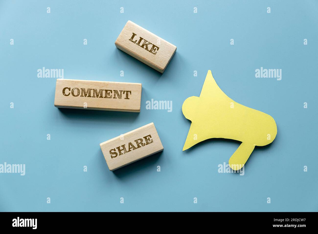 Mi piace, commenta e condividi sull'icona del megafono. Annuncio sui social media, concetto di marketing o promozione. Foto Stock