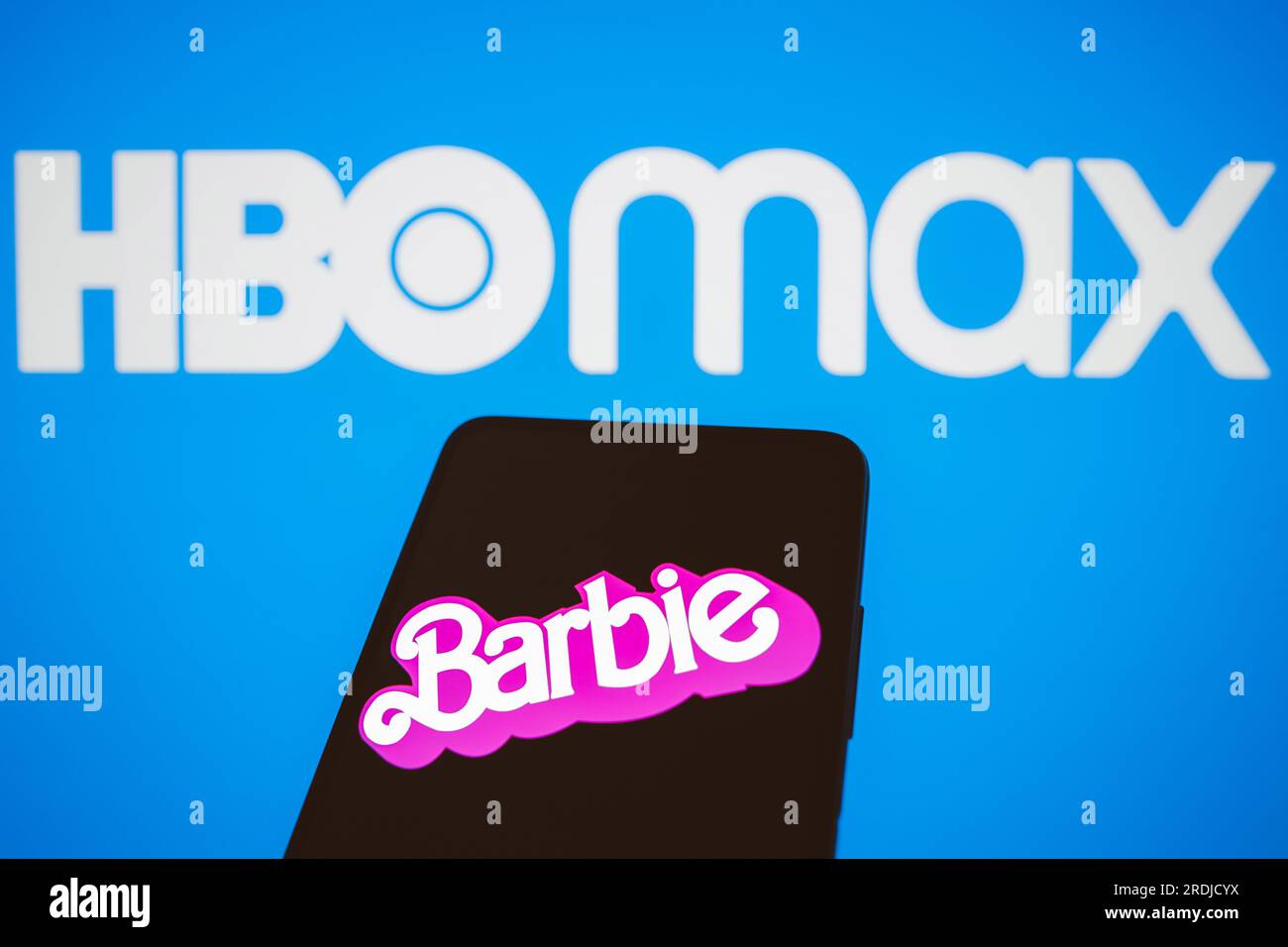 Brasile. 21 luglio 2023. In questa foto, la Barbie il logo del film visualizzato su uno smartphone con il logo di streaming HBO Max sullo sfondo. Credito: SOPA Images Limited/Alamy Live News Foto Stock