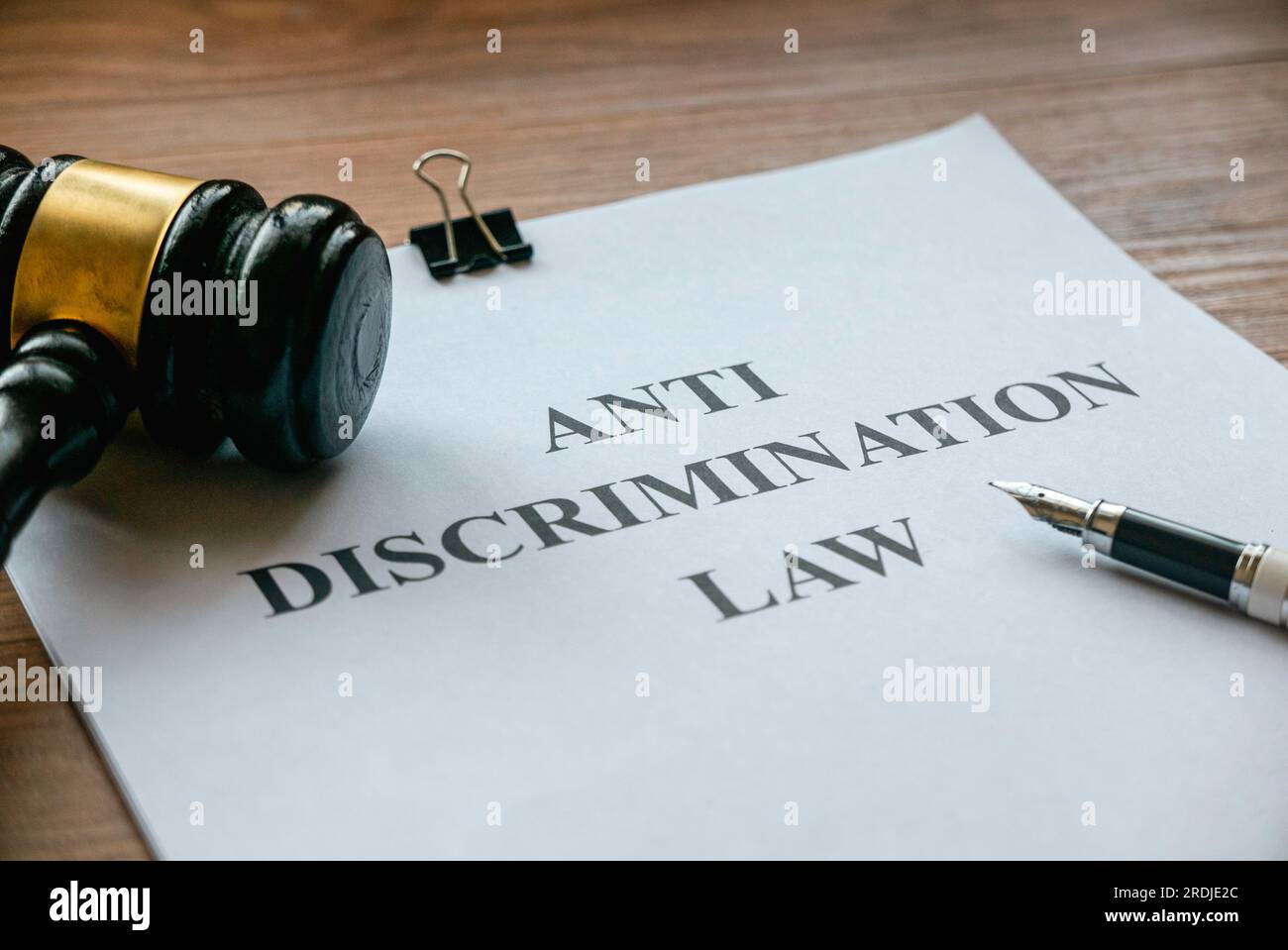 Legge contro la discriminazione. Concetto di uguaglianza e diritti umani.Procuratore giudiziario. Documento e martelletto su tavolo di legno. Foto Stock