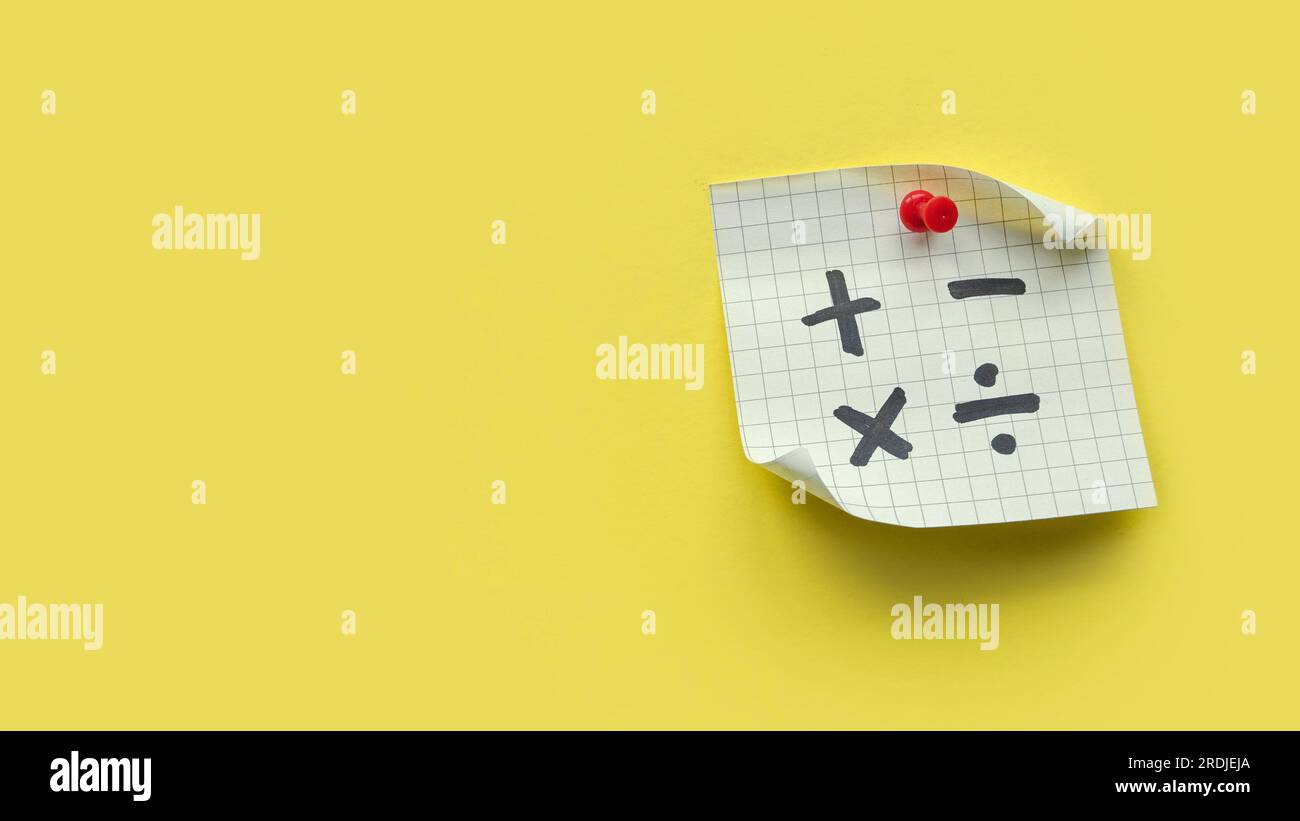Concetto di istruzione, business, matematica o calcolo. Simboli delle operazioni matematiche di più, meno, moltiplicano e dividono su sfondo giallo. Copia Foto Stock