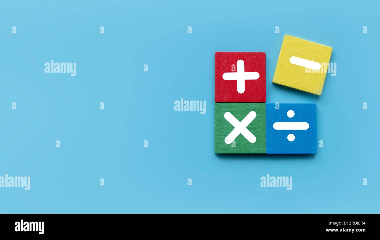 Concetto di istruzione, business, matematica o calcolo. Simboli delle operazioni matematiche di più, meno, moltiplicano e dividono su sfondo blu. Copia S Foto Stock