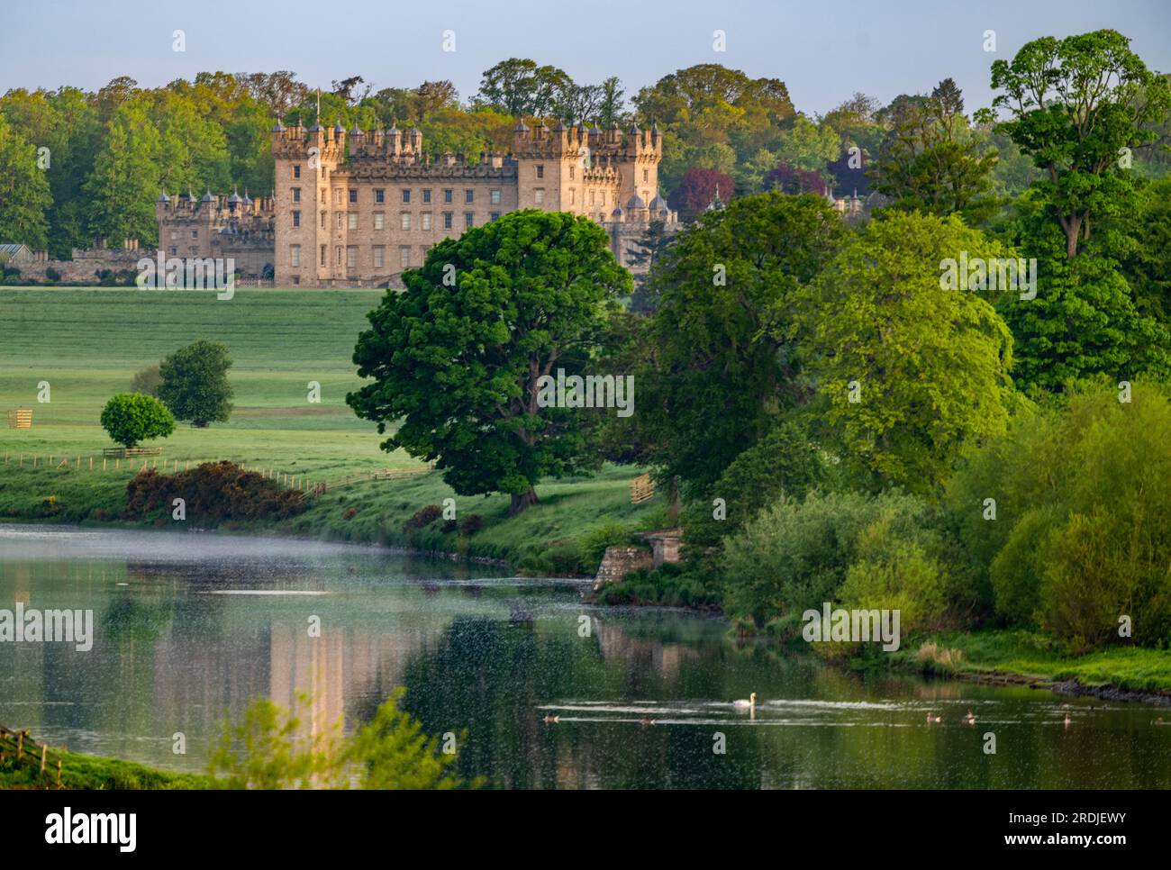 19 maggio 2023 Meteo, Kelso, Scottish Borders, Scozia. Una vista mattutina mentre il sole tramonta sul Floors Castle, che si trova sopra il fiume Tweed Foto Stock