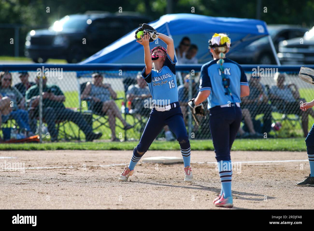Bloomsburg, Stati Uniti. 21 luglio 2023. La terza base della Columbia centrale Aubrey Compton (16) fa un pop-up contro Williamsport nella partita di campionato della Pennsylvania Little League Softball Section 3, di 9-11 anni, a Bloomsburg, Pa., venerdì 21 luglio 2023. Williamsport ha vinto 13-1 per avanzare al torneo statale. (Foto di Paul Weaver/Sipa USA) credito: SIPA USA/Alamy Live News Foto Stock
