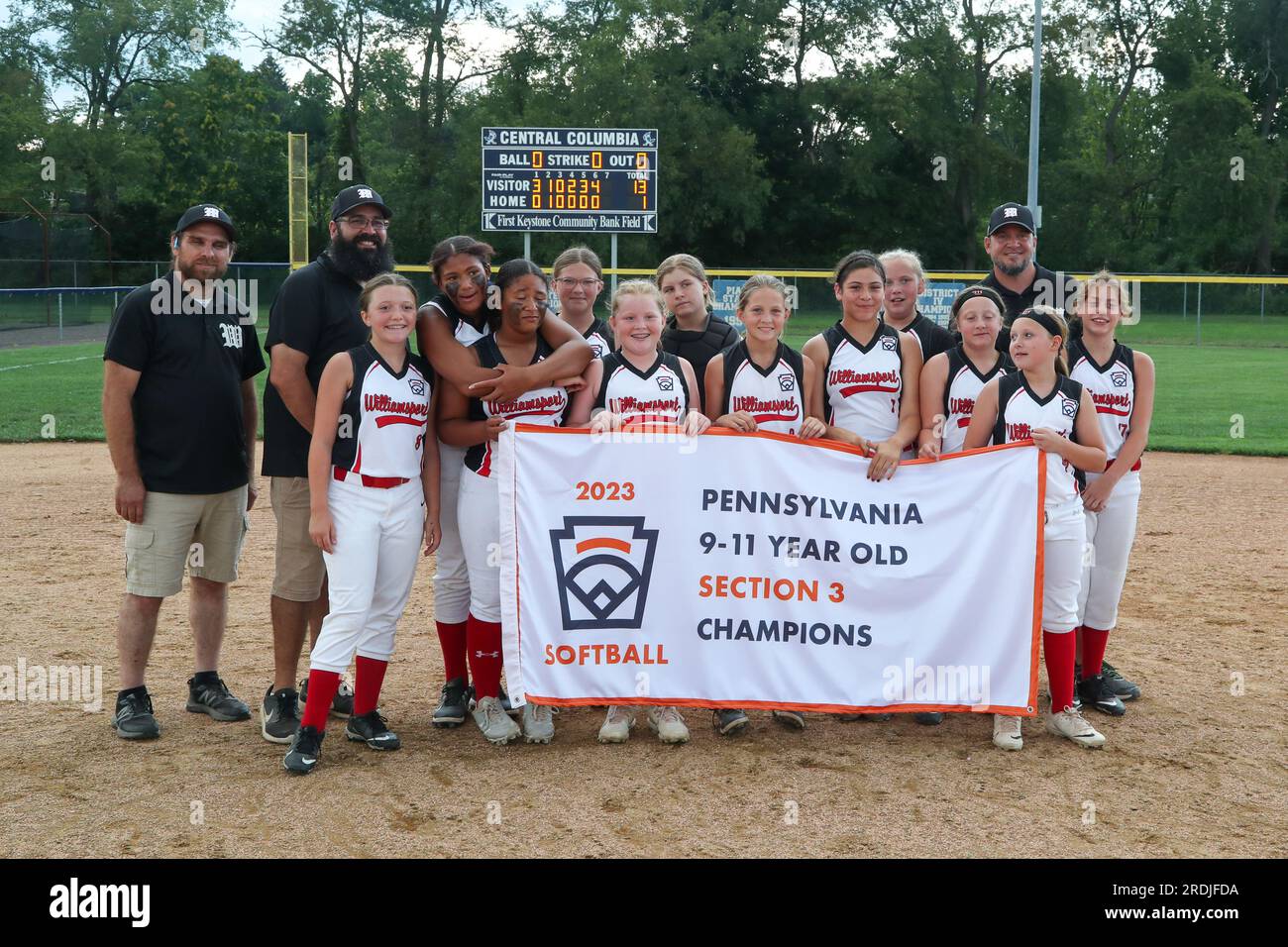 Bloomsburg, Stati Uniti. 21 luglio 2023. I giocatori e gli allenatori di Williamsport si esibiscono con la Pennsylvania Little League Softball Section 3, titolo di 9-11-year-Old dopo la partita contro la Central Columbia a Bloomsburg, Pa., venerdì 21 luglio 2023. Williamsport ha vinto 13-1 per avanzare al torneo statale. (Foto di Paul Weaver/Sipa USA) credito: SIPA USA/Alamy Live News Foto Stock