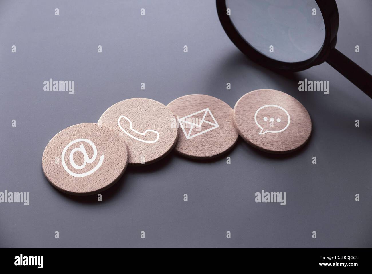 Icona del tipo di comunicazione su cerchio di legno. Contattaci o la hotline dell'assistenza clienti People CONNECT. Foto Stock