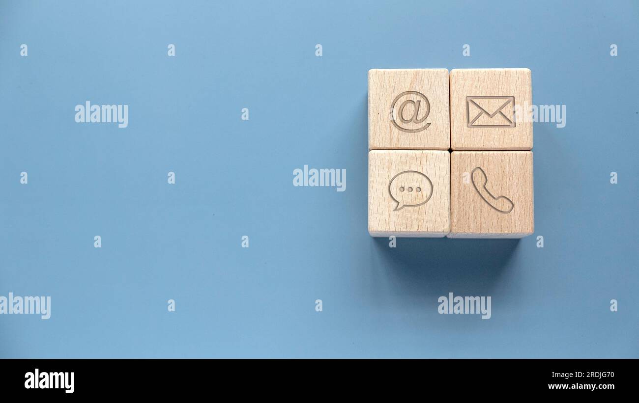 Icona del tipo di comunicazione su un cubo di legno. Contattaci o la hotline dell'assistenza clienti People CONNECT. Foto Stock