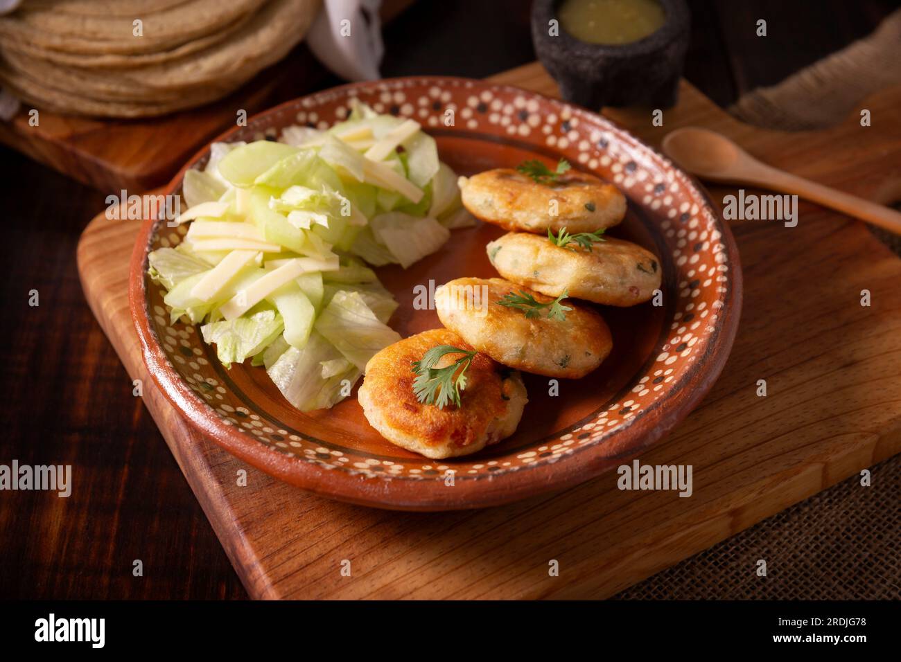 Frittelle di patate, un piatto molto popolare fatto in casa in molti paesi, nella cucina tradizionale messicana sono conosciuti come "Tortitas de Papa", è facile, f Foto Stock