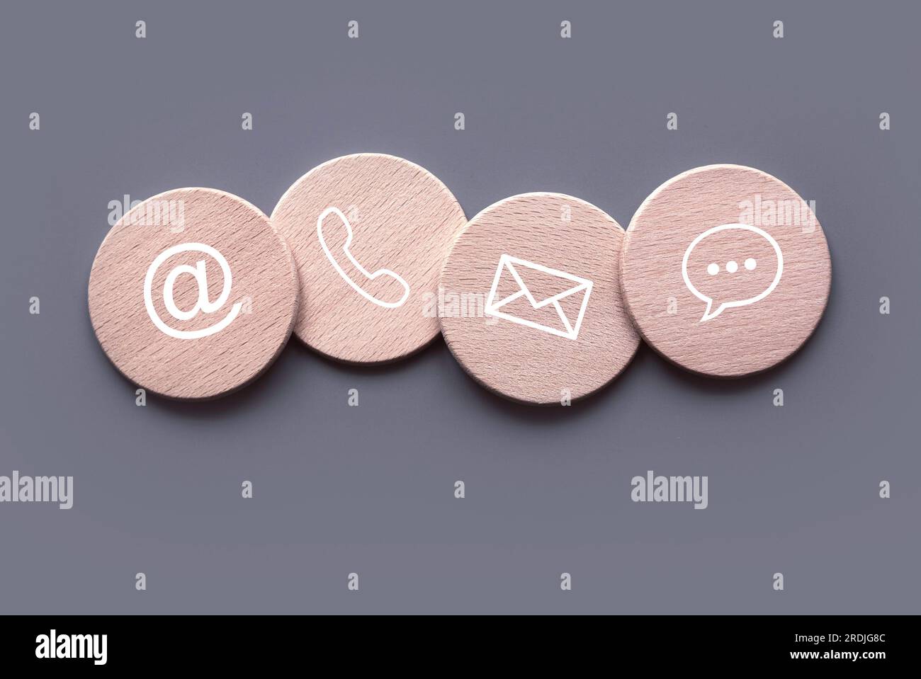 Icona del tipo di comunicazione su cerchio di legno. Contattaci o la hotline dell'assistenza clienti People CONNECT. Foto Stock