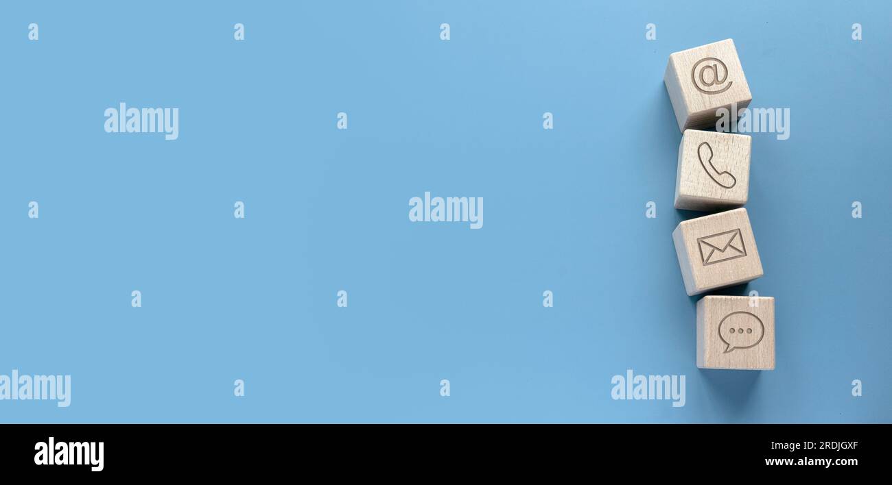 Icona del tipo di comunicazione su un cubo di legno. Contattaci o la hotline dell'assistenza clienti People CONNECT. Foto Stock