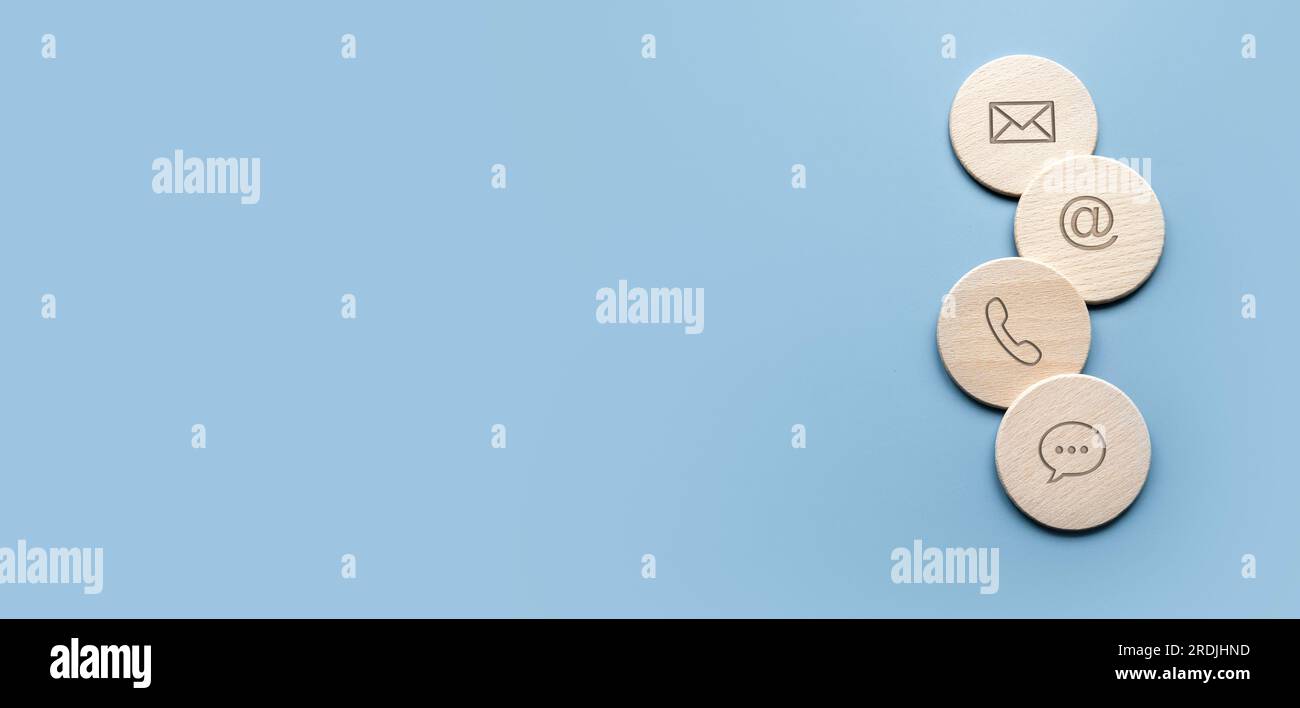 Icona del tipo di comunicazione su cerchio di legno. Contattaci o la hotline dell'assistenza clienti People CONNECT. Foto Stock