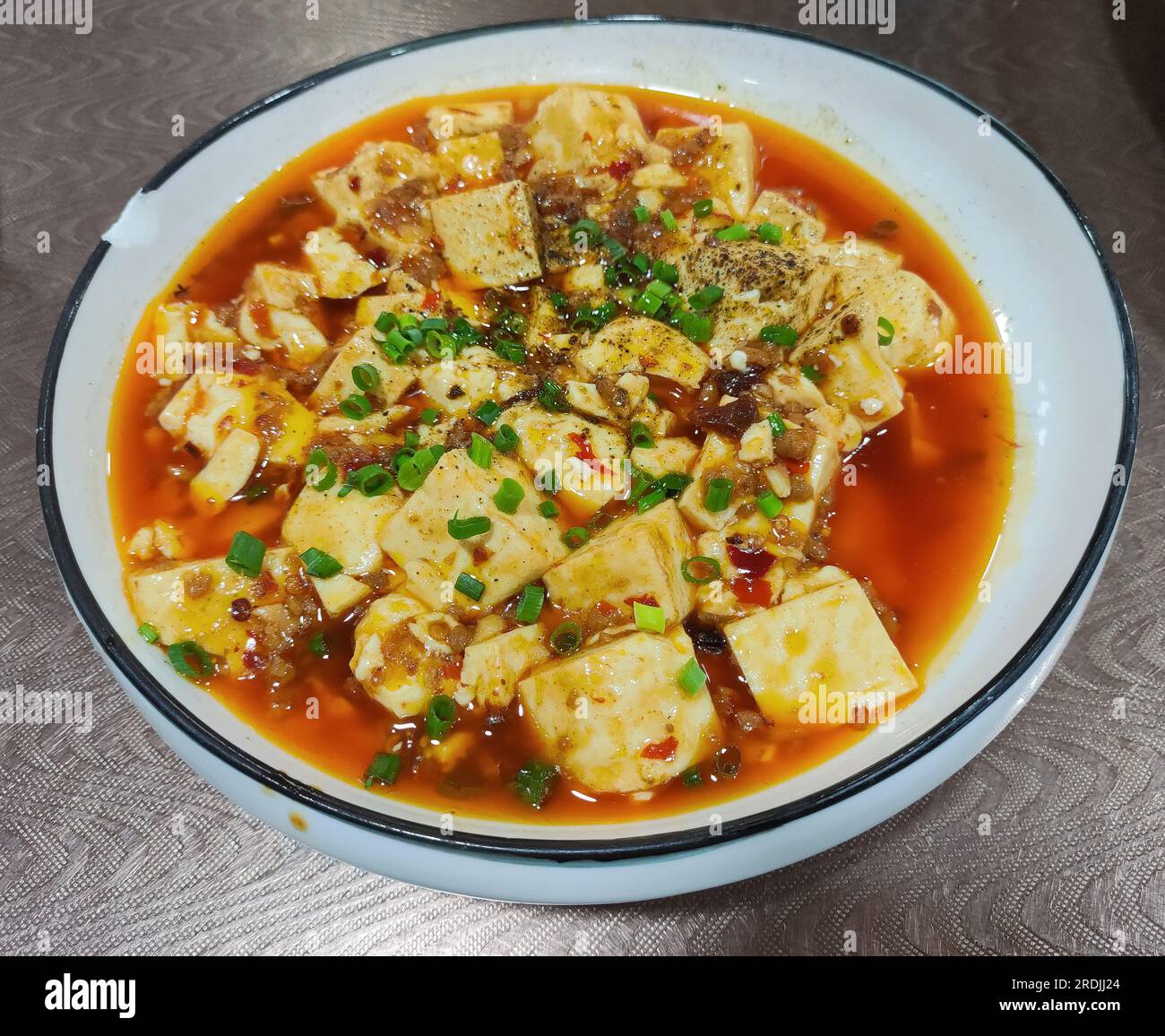 Tofu intorpido e piccante nell'olio rosso nel piatto da mangiare Foto Stock