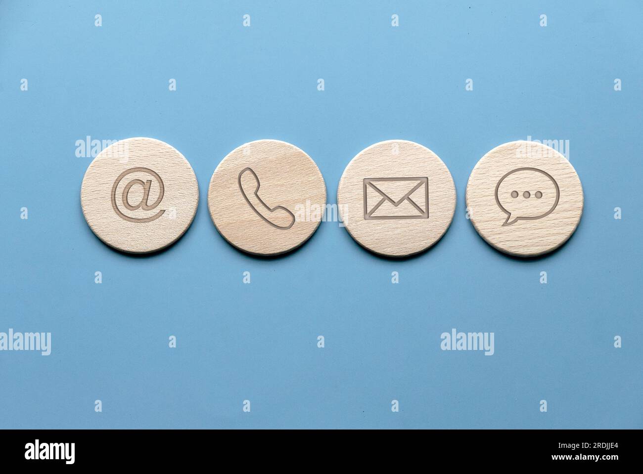 Icona del tipo di comunicazione su cerchio di legno. Contattaci o la hotline dell'assistenza clienti People CONNECT. Foto Stock