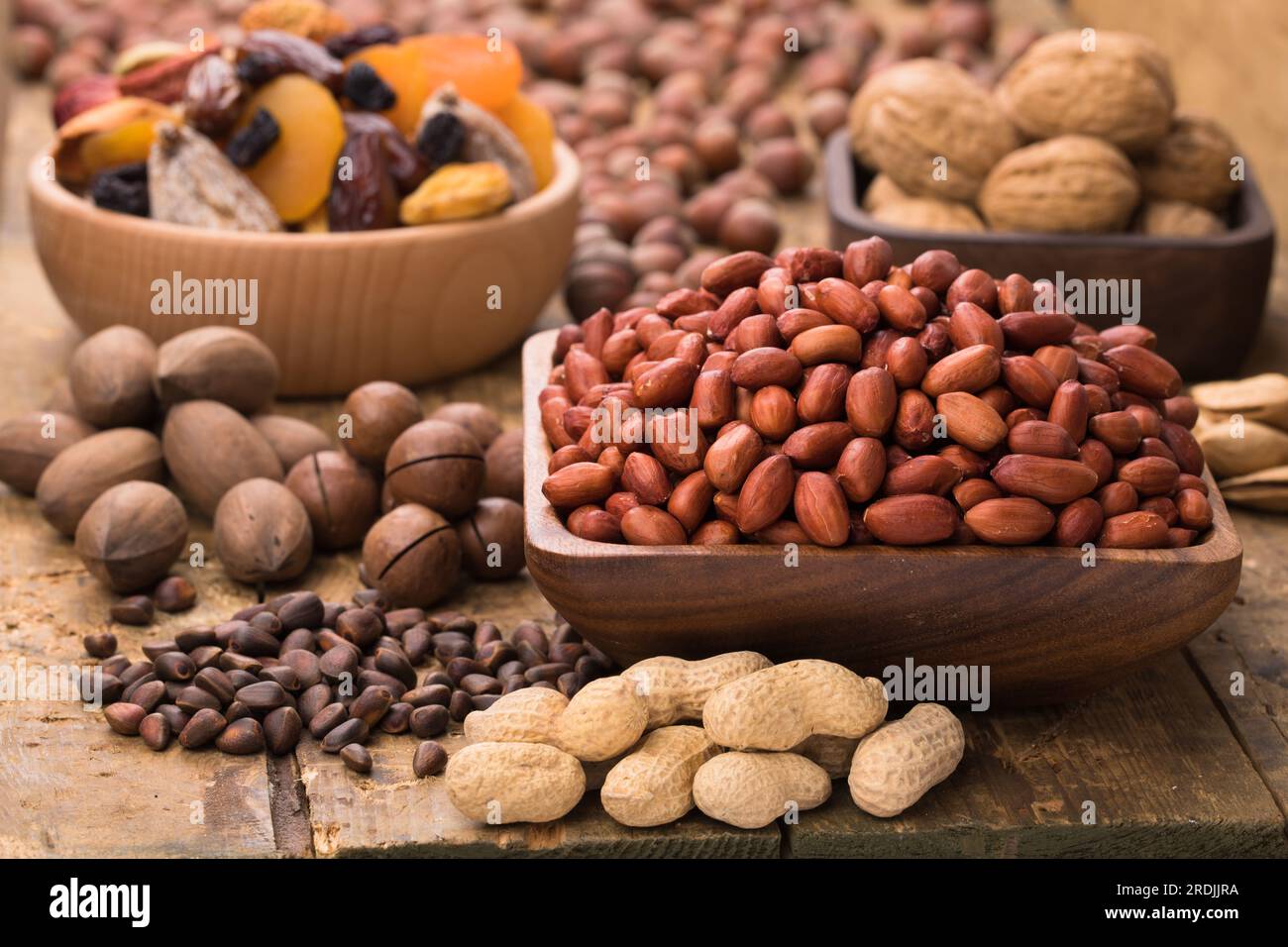 indiano di arachidi sbucciato in una ciotola su un tavolo di legno. Alimenti utili per vegetariani e vegani. Foto Stock