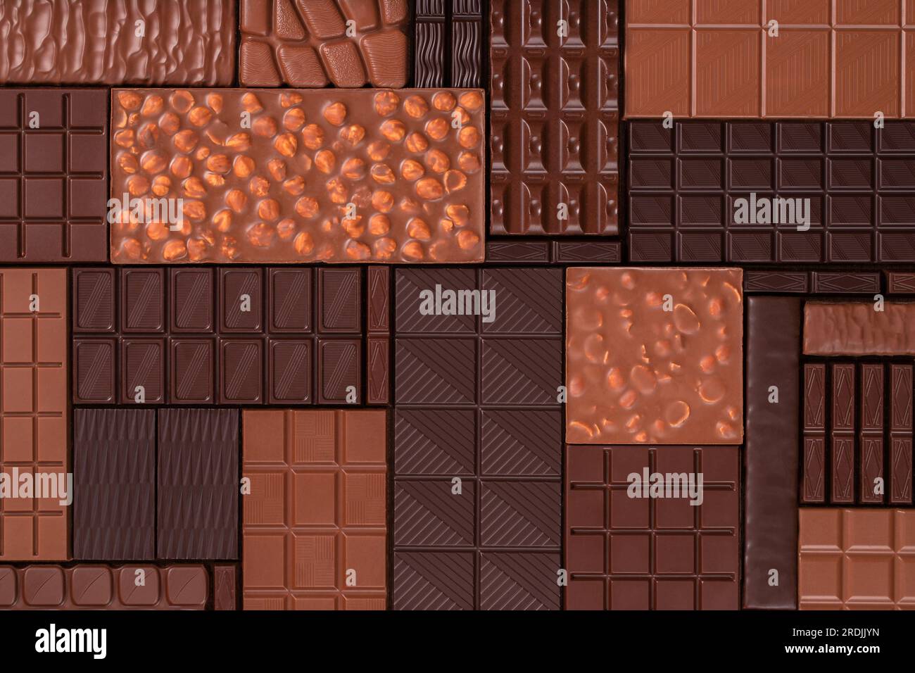 tavoletta di cioccolato mista, vista dall'alto. sfondo di cibo biologico a base di cacao Foto Stock