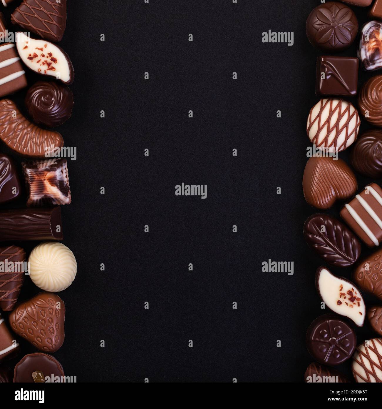 caramelle al cioccolato sul tavolo nero con spazio per la copia, sfondo di dolci. Foto Stock