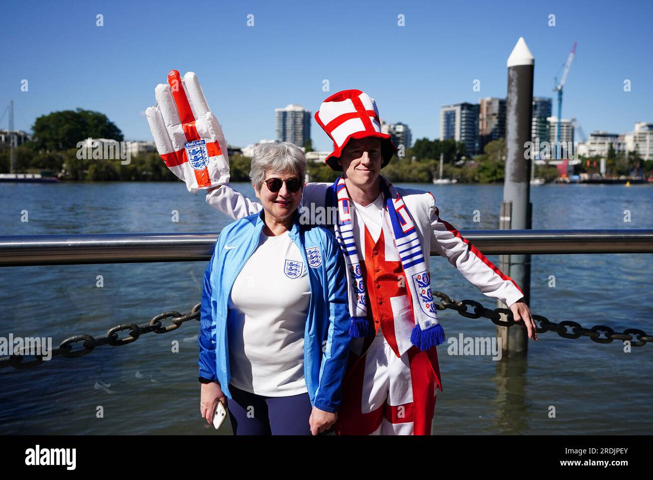L'alto commissario britannico, Vicki Treadell (a sinistra), posa per le foto ai tifosi inglesi prima della Coppa del mondo femminile FIFA 2023, gruppo D partita allo stadio Brisbane, Brisbane. Data foto: Sabato 22 luglio 2023. Foto Stock