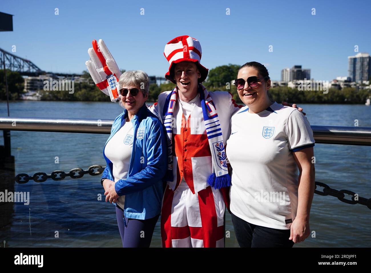 L'alto commissario britannico, Vicki Treadell (a sinistra), posa per le foto ai tifosi inglesi prima della Coppa del mondo femminile FIFA 2023, gruppo D partita allo stadio Brisbane, Brisbane. Data foto: Sabato 22 luglio 2023. Foto Stock
