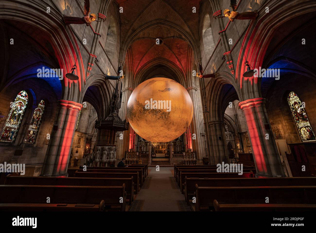 Londra, Regno Unito. 21 luglio 2023. Mars: War & Peace di Luke Jerram. Una replica rotante di sette metri di larghezza su marte di Luke Jerram attualmente in mostra presso la chiesa di San Giovanni Battista. La monumentale scultura sospesa e illuminata internamente è stata costruita utilizzando immagini della NASA con immagini dettagliate a 120 dpi della superficie marziana. A circa un milione di volte più piccolo del pianeta reale, ogni centimetro della scultura sferica rappresenta 10 chilometri della superficie di Marte. Crediti: Guy Corbishley/Alamy Live News Foto Stock