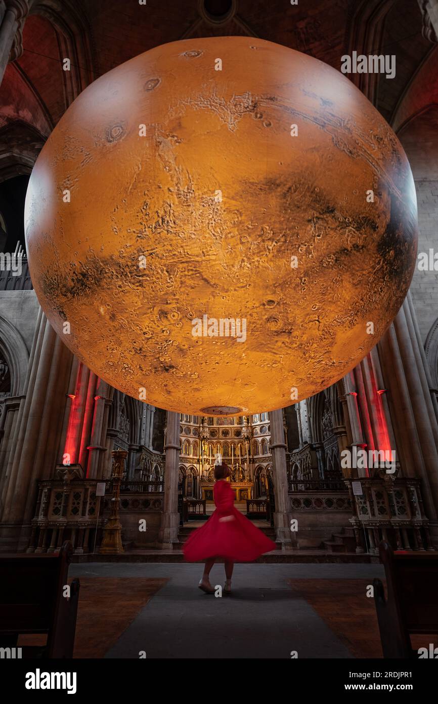 Londra, Regno Unito. 21 luglio 2023. Mars: War & Peace di Luke Jerram. Una replica rotante di sette metri di larghezza su marte di Luke Jerram attualmente in mostra presso la chiesa di San Giovanni Battista. La monumentale scultura sospesa e illuminata internamente è stata costruita utilizzando immagini della NASA con immagini dettagliate a 120 dpi della superficie marziana. A circa un milione di volte più piccolo del pianeta reale, ogni centimetro della scultura sferica rappresenta 10 chilometri della superficie di Marte. Crediti: Guy Corbishley/Alamy Live News Foto Stock