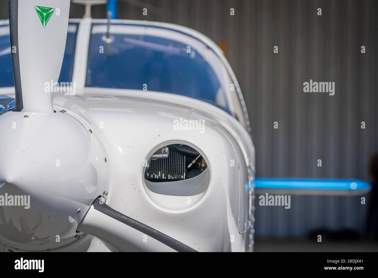 Vista di un aeromobile dell’aviazione generale che effettua manovre a terra e in aria Foto Stock