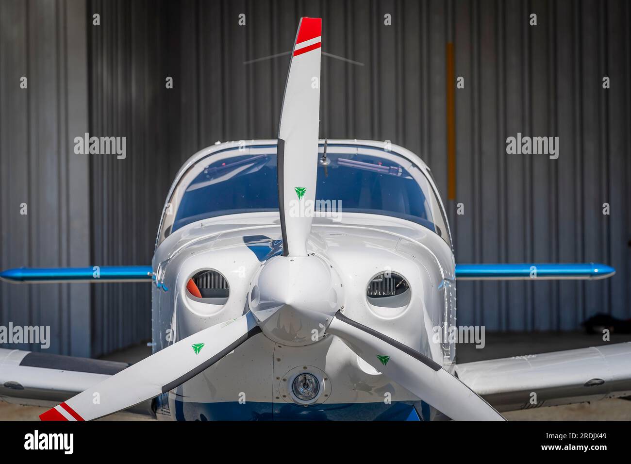 Vista di un aeromobile dell’aviazione generale che effettua manovre a terra e in aria Foto Stock