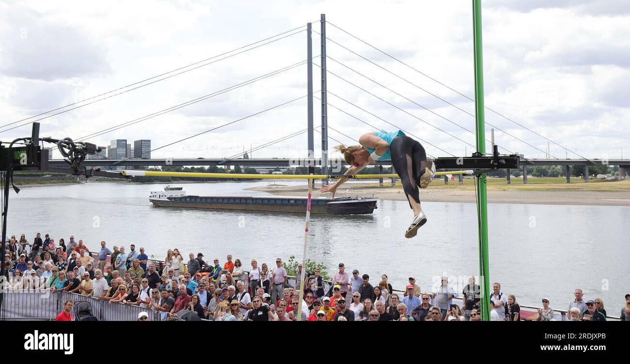 Dusseldorf, Deutschland. 6 luglio 2023. Firo: 6 luglio 2023, 18 diversi sport, le finali Reno-Ruhr 2023, atletica, pole vault femminile, DM, campionati tedeschi 2023, Carolin HINGST, 42 anni!, sullo sfondo il ponte del ginocchio sul Reno e una nave da carico credito: dpa/Alamy Live News Foto Stock