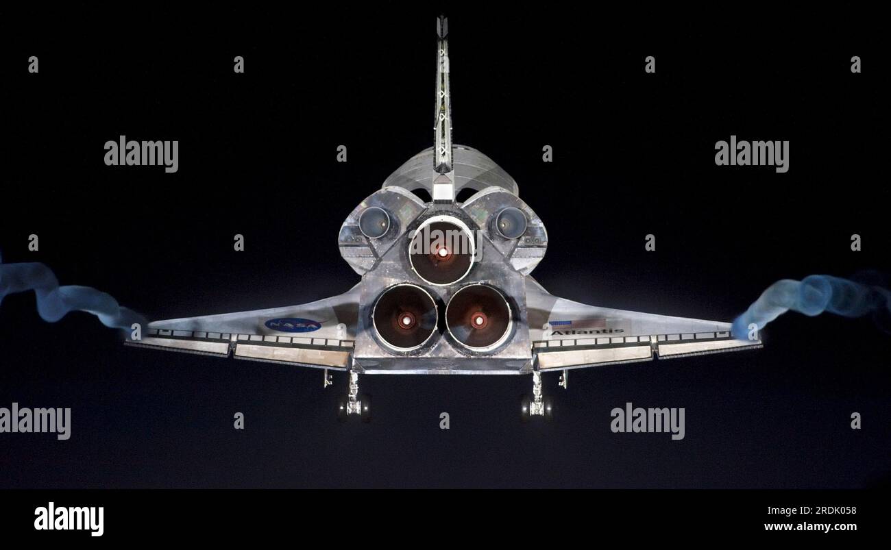 I contrails seguono la navetta spaziale Atlantis della NASA mentre scende verso la Runway 15 presso la Shuttle Landing Facility del Kennedy Space Center per l'ultima volta giovedì 21 luglio 2011 a Cape Canaveral, Brevard County, Florida, USA. STS-135 è stata la missione finale sia per l'Atlantis Orbiter che per il programma di 30 anni di Space Shuttle. (Foto di Apex MediaWire di Sandra Joseph e Kevin o'Connell/NASA) Foto Stock