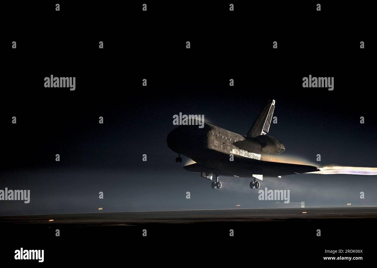 La navetta spaziale Atlantis atterra sulla pista 15 presso la Shuttle Landing Facility del Kennedy Space Center per l'ultima volta giovedì 21 luglio 2011 a Cape Canaveral, Brevard County, Florida, USA. STS-135 è stata la missione finale sia per l'Atlantis Orbiter che per il programma di 30 anni di Space Shuttle. (Foto Apex MediaWire di Kim Shiflett/NASA) Foto Stock