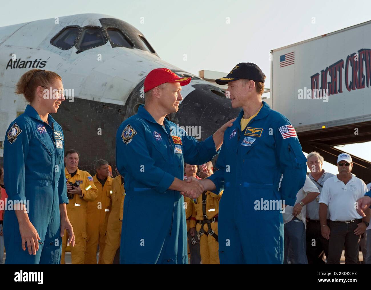 Il pilota dello Space Shuttle Atlantis Doug Hurley (al centro) stringe la mano al comandante Chris Ferguson (a destra) mentre lo specialista di missione Sandy Magnus guarda dopo il loro ritorno dalla missione STS-135 giovedì 21 luglio 2011 al Kennedy Space Center della NASA a Cape Canaveral, Brevard County, Florida, USA. STS-135 è stata la missione finale sia per l'Atlantis Orbiter che per il programma di 30 anni di Space Shuttle. (Foto Apex MediaWire di Kim Shiflett/NASA) Foto Stock