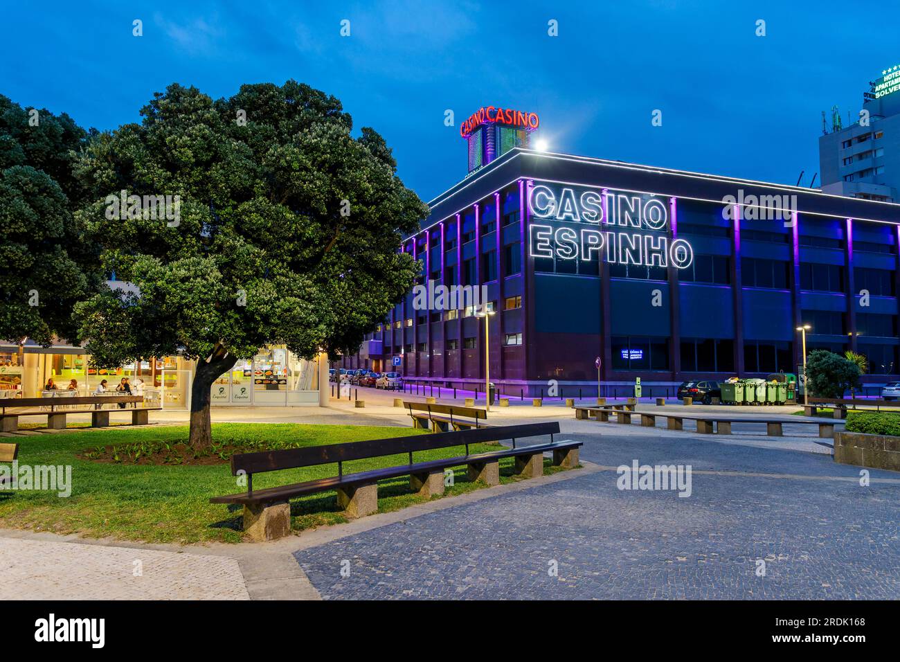 Espinho, Porto, Portogallo - 19 giugno 2023: Scena notturna sul famoso edificio del Casinò illuminato dalle luci serali nella piazza della città di Espinho, in po Foto Stock