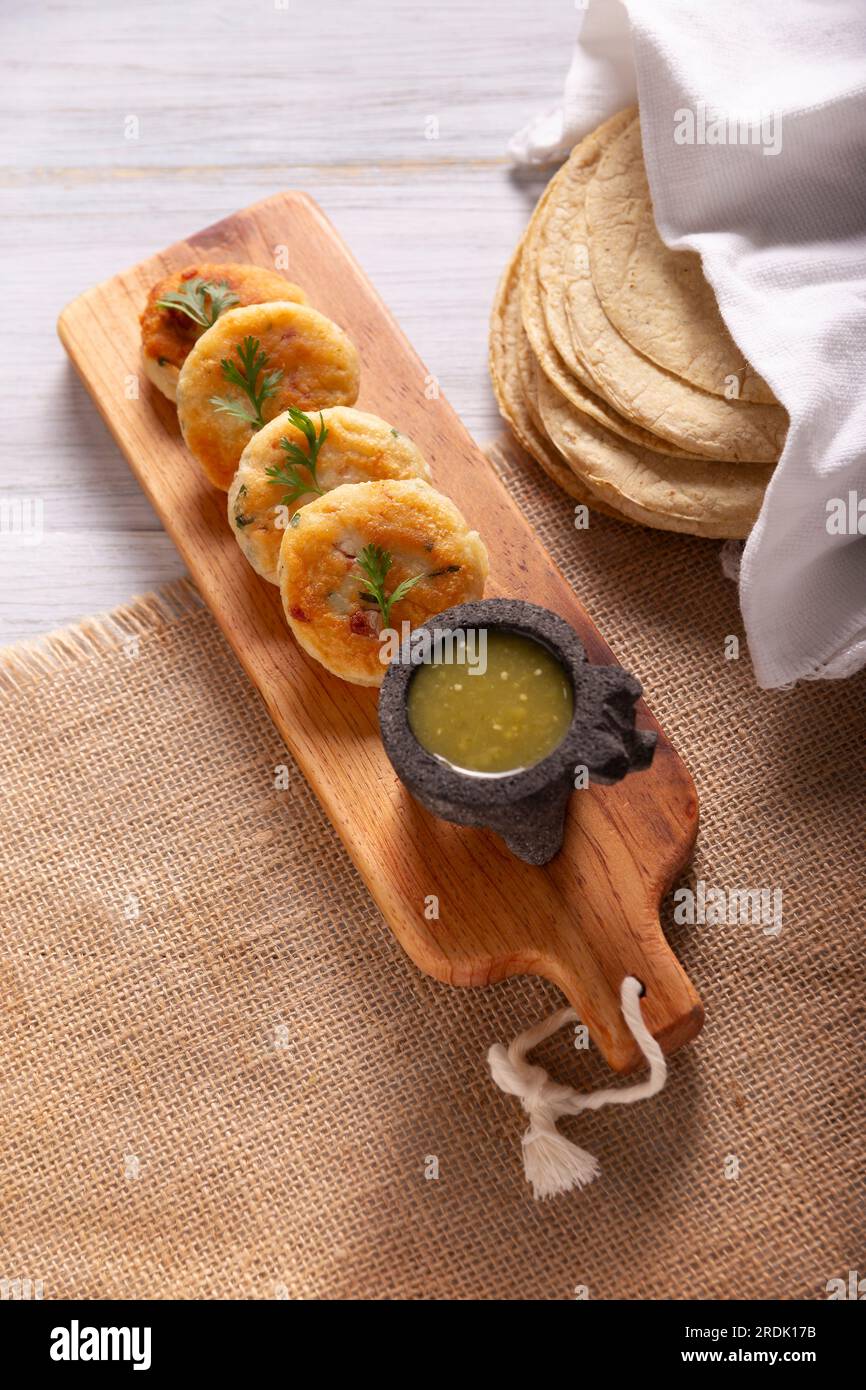Frittelle di patate, un piatto molto popolare fatto in casa in molti paesi, nella cucina tradizionale messicana sono conosciuti come "Tortitas de Papa", è facile, f Foto Stock