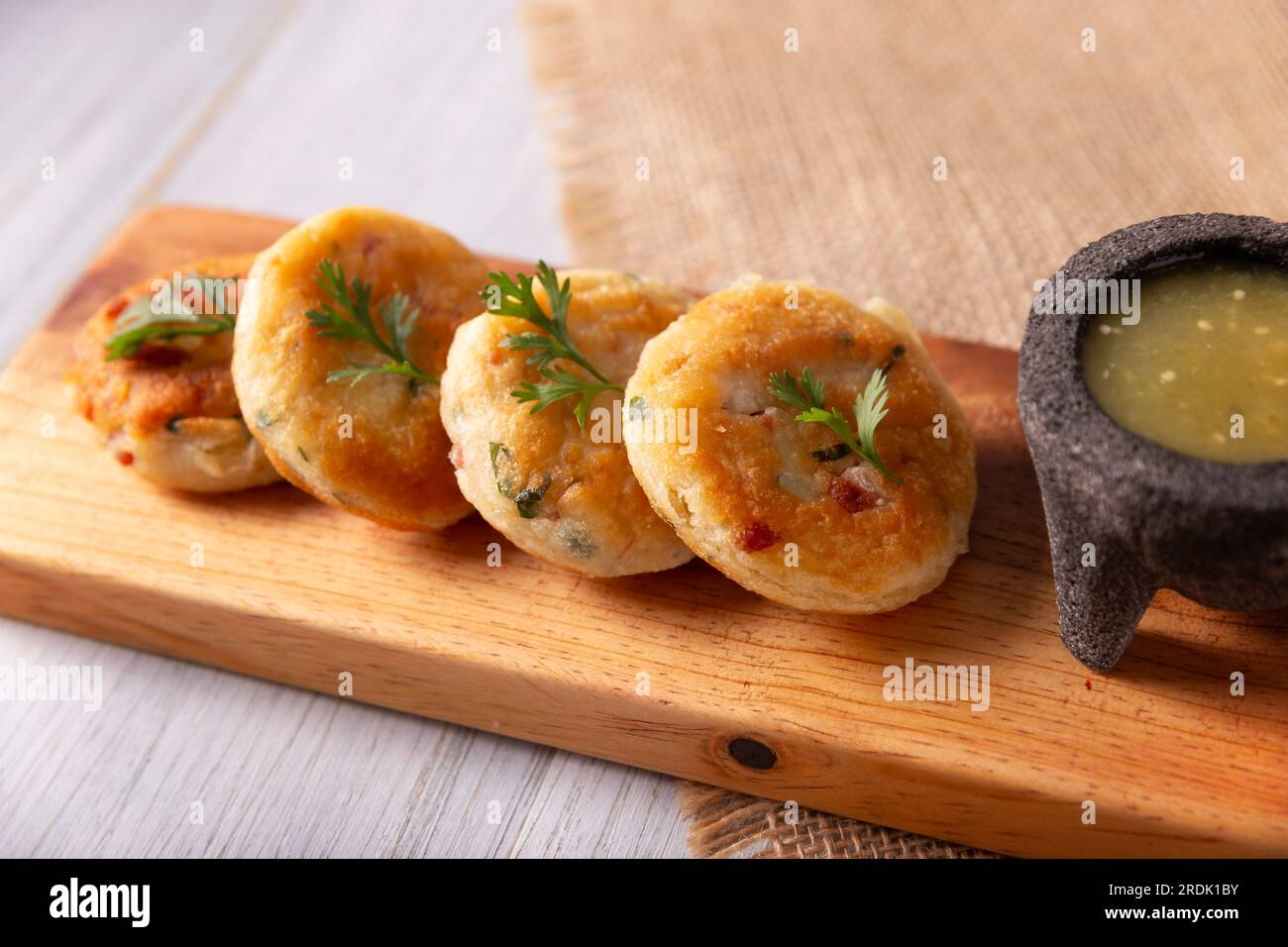 Frittelle di patate, un piatto molto popolare fatto in casa in molti paesi, nella cucina tradizionale messicana sono conosciuti come "Tortitas de Papa", è facile, f Foto Stock