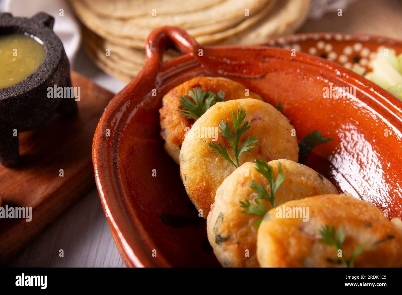 Frittelle di patate, un piatto molto popolare fatto in casa in molti paesi, nella cucina tradizionale messicana sono conosciuti come "Tortitas de Papa", è facile, f Foto Stock