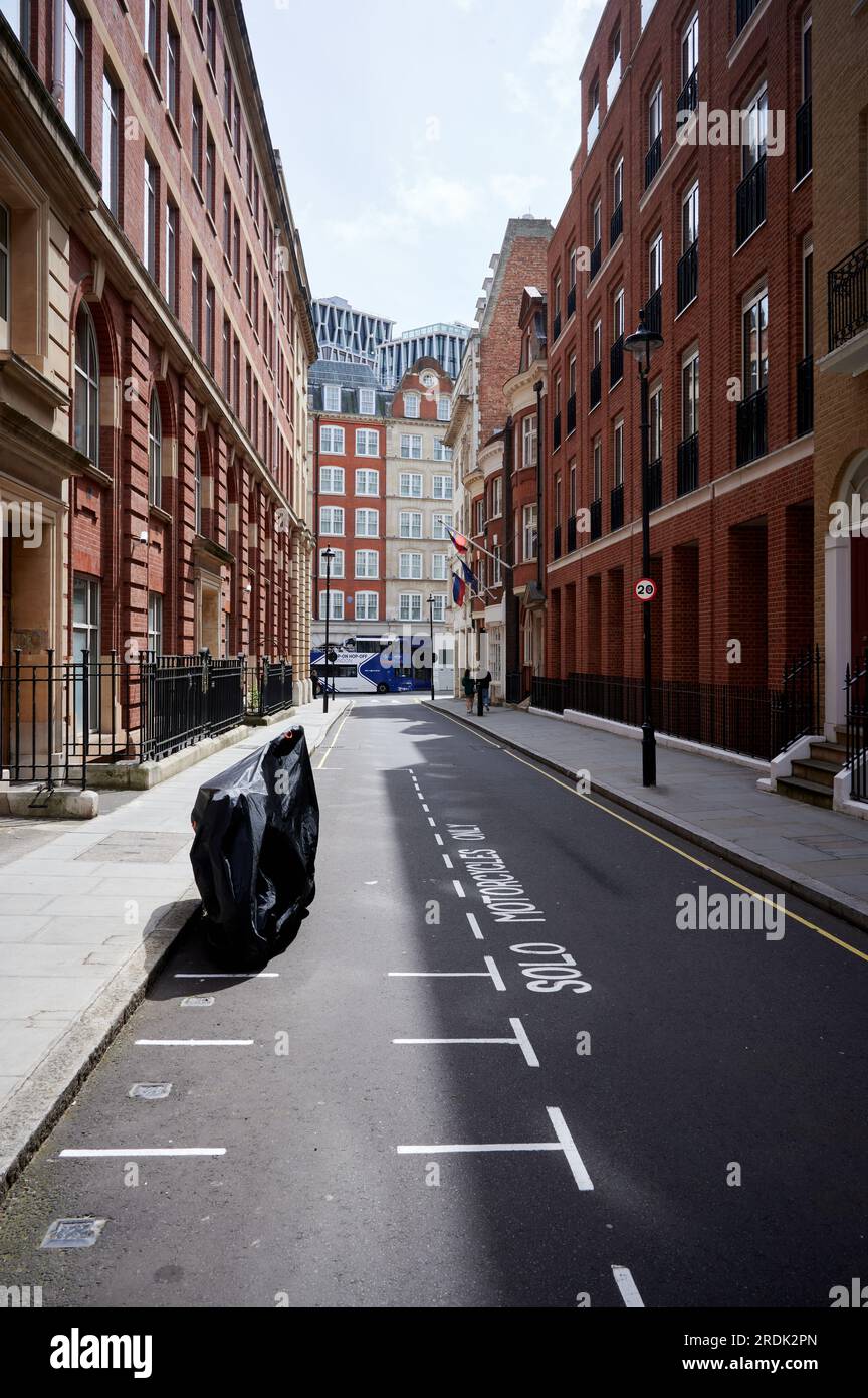 16 luglio 2032 - LondonUK : strada a londra con motociclette coperte e edifici in mattoni rossi Foto Stock