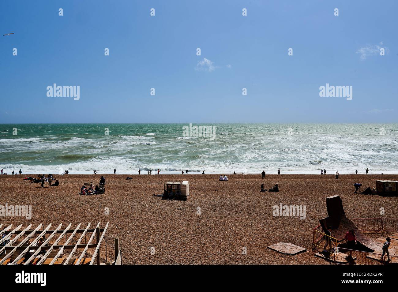 15 luglio 2032 - BrightonUK : Vista sulla spiaggia del mare nelle calde giornate estive con cielo blu Foto Stock